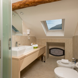 Bagno dell'appartamento all'Hotel Helvetia di Lezzeno