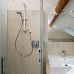 La doccia e bagno nella camera all'Hotel Helvetia di Lezzeno