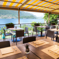 La terrazza del Ristorante Pizzeria Helvetia in Pescaù, Lezzeno. Dalla terrazza del Ristorante potete vedere l'isola Comacina, il lago di Como e le montagne.