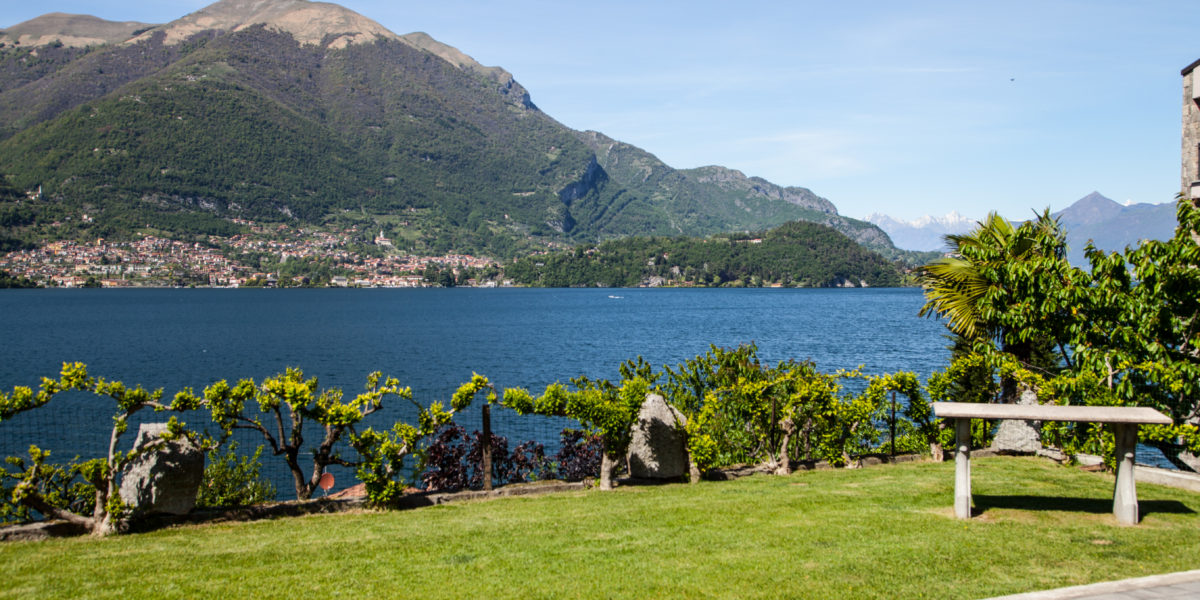 Il giardino con vista sull'isola Comacina all'Hotel Hotel Helvetia di Lezzeno.