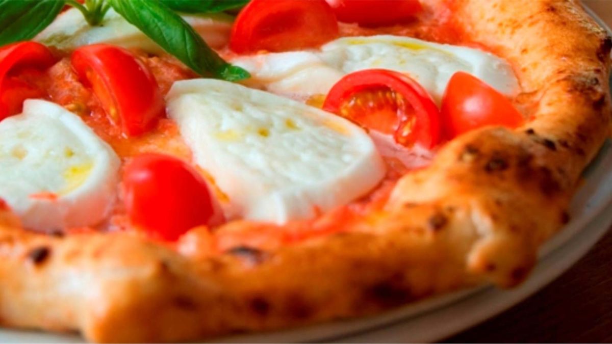 Pizza alla napoletana STG cotta in forno a legna al Ristorante Helvetia.
