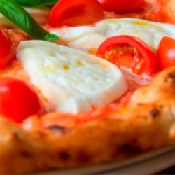 Pizza alla napoletana STG cotta in forno a legna al Ristorante Helvetia.