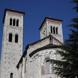 Nel corso del IX secolo, la chiesa fu consacrata a Sant’Abbondio, già vescovo di Como, che vi era stato sepolto quattro secoli prima. Nel 1010 il vescovo Alberico insediò presso la basilica una comunità di monaci benedettini. I religiosi avviarono la ricostruzione della basilica: demolita la struttura paleocristiana, la chiesa fu nuovamente edificata in forme romaniche e consacrata da Urbano II nel 1095.