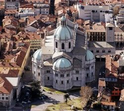Il Duomo di Como è dedicato alla Beata Vergine Assunta. È la chiesa cattedrale, sede del vescovo della diocesi di Como. Per dimensioni è il terzo edificio religioso della Lombardia, dopo il Duomo di Milano e la Certosa di Pavia,