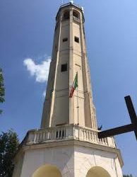 The monument is dedicated to the italian scientist Alessandro Volta.