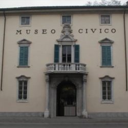 Il museo conserva una ricca collezione di reperti del periodo del Ferro e del Bronzo, corredi funebri e materiali dell’epoca romana ed etrusca.