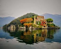 Villa Balbianello è una romantica dimora costruita nel XVIII secolo, è stata frequentata da intelettuali del risorgimento italiano. Al suo interno ospita il museo delle spedizioni, Sala dei primitivi. Oggi viene utilizzata come scenografia in numerose produzioni cinematografiche: 