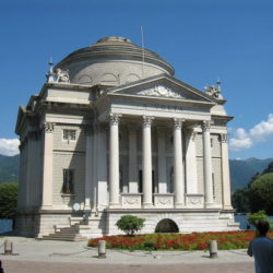 Il Tempio Voltiano fu eretto nel 1927 in occasione delle celebrazioni del centenario della morte di Alessandro Volta.