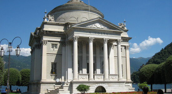 Il Tempio Voltiano fu eretto nel 1927 in occasione delle celebrazioni del centenario della morte di Alessandro Volta.