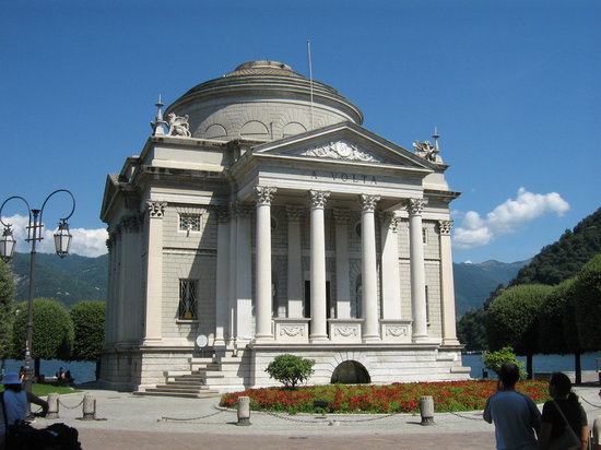 Il Tempio Voltiano fu eretto nel 1927 in occasione delle celebrazioni del centenario della morte di Alessandro Volta.